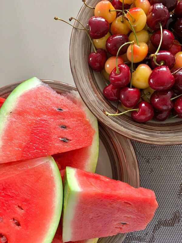 Fruta të ndryshme me ngjyra të buta në një sipërfaqe të pastër